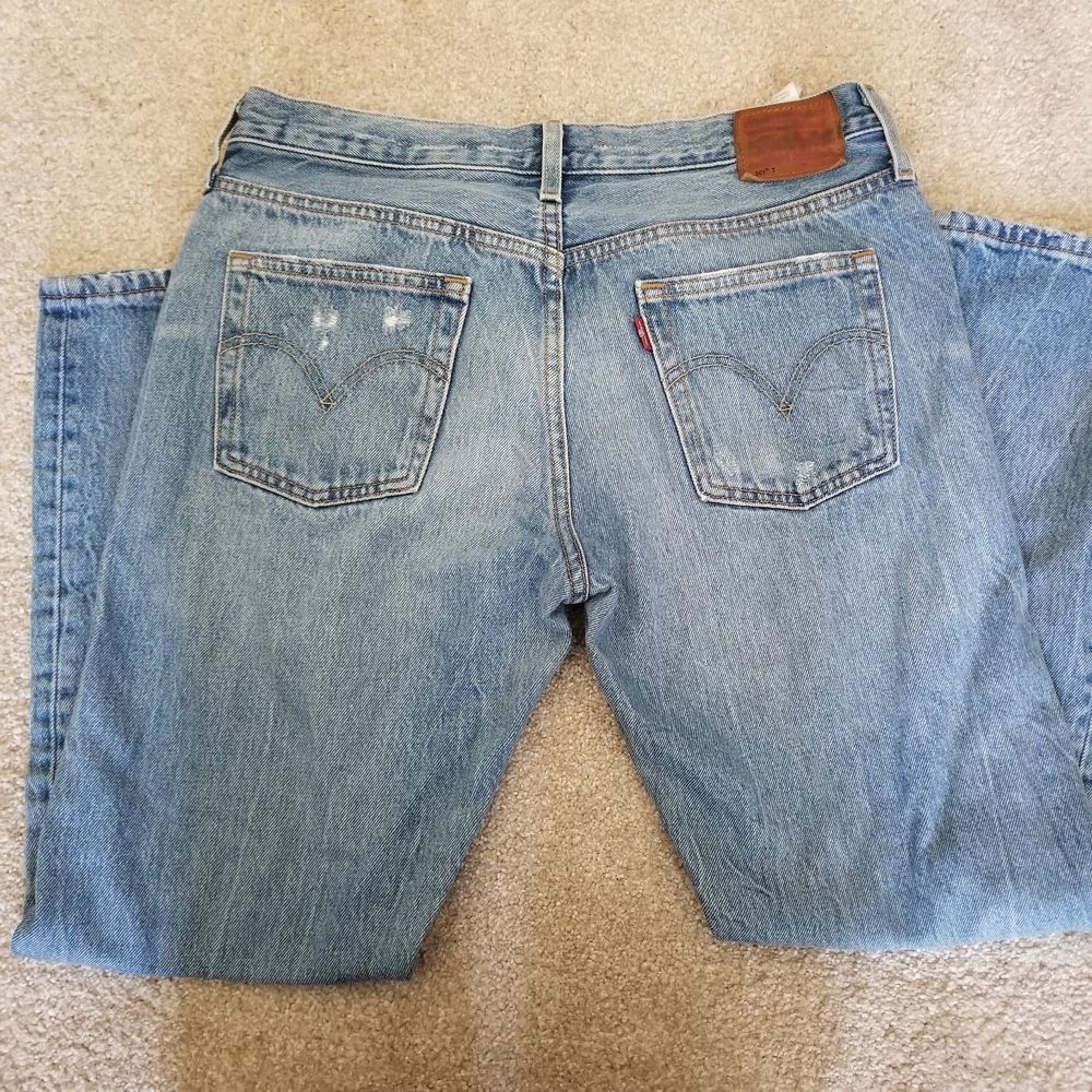 Levis 501 T Size 28 Tapered Leg Jeans Button Fly Distressed Medium Wash - Picture 2 of 10